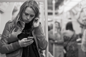girl_with_smartphone